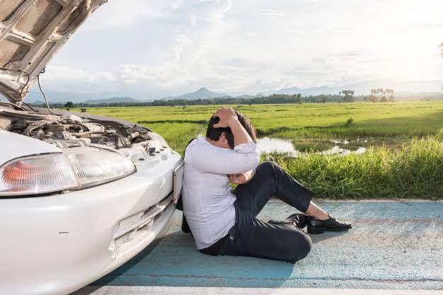 Homen-com-stress-carro-quebrado